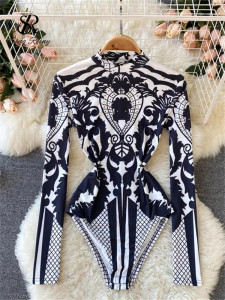 Bodycon černobílé body ke krku s kamínky