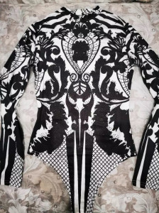 Bodycon černobílé body ke krku s kamínky